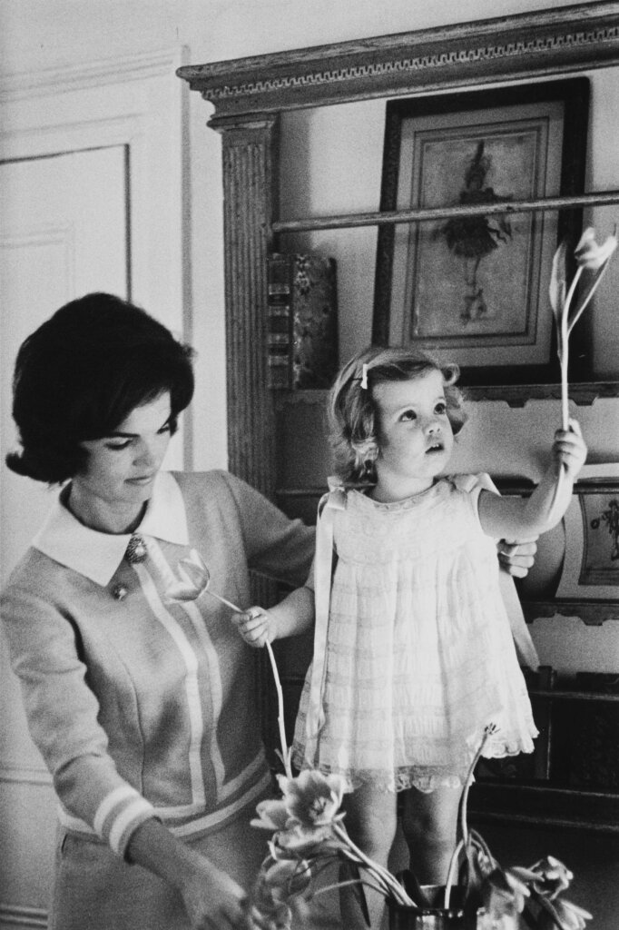Eve Arnold - Jackie Kennedy and her two year old daughter Caroline - 1960