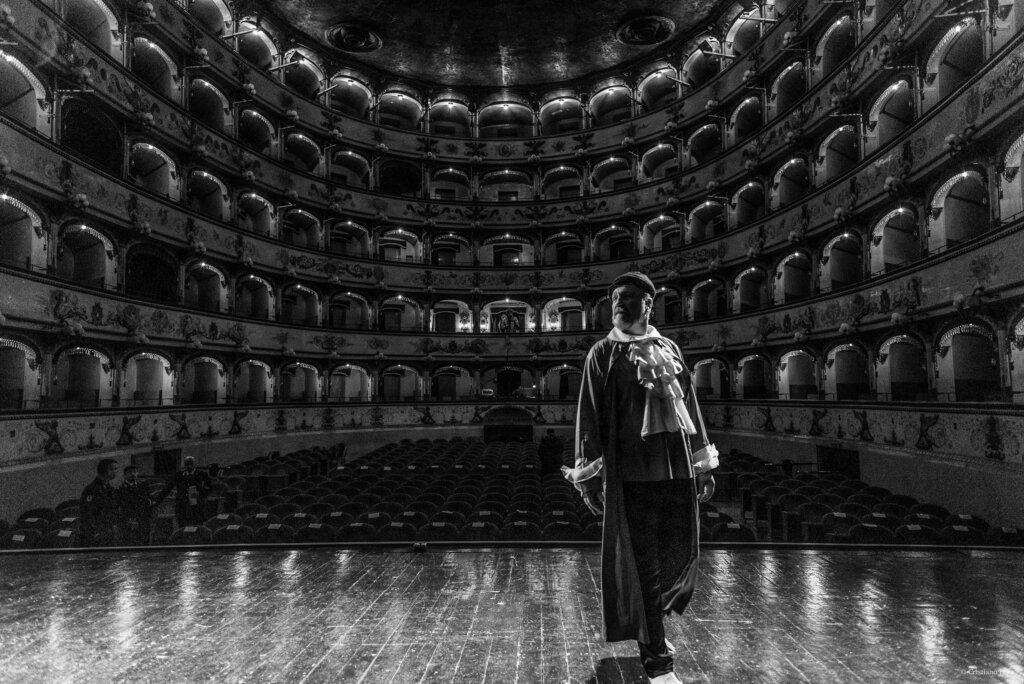 Attori e non Detenuti, i detenuti finalmente attori sul palco del Teatro Comunale di Ferrara. © Cristiano Lega