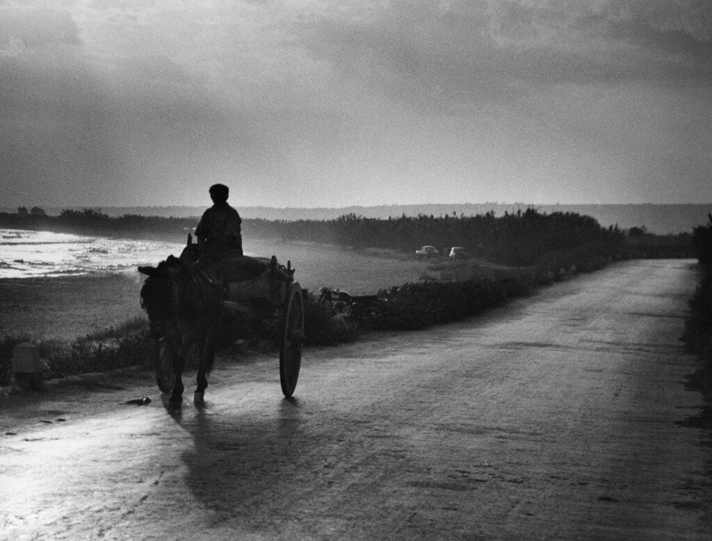 Donnalucata, Quasimodo - il carrettiere all'orizzonte nelle braccia della strada chiama risponde alla voce delle isole - © Giuseppe Leone