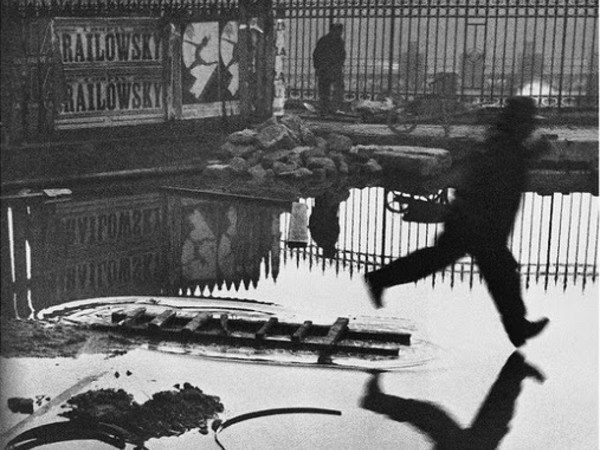 © Henri Cartier-Bresson, Fondation Pierre Gianadda-Coll. Sam Szafran | Henri Cartier-Bresson, Derrière la gare Saint-Lazare, Paris, 1932