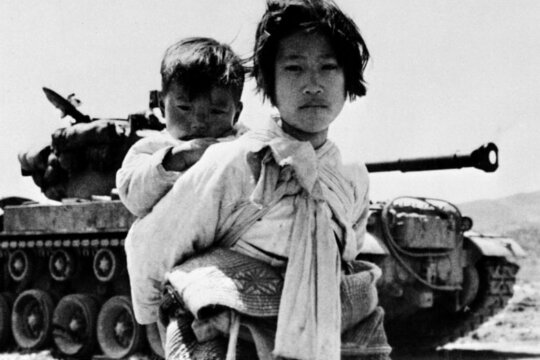 Ragazzina coreana con il fratello sulle spalle durante la guerra di Corea, 1951 © courtesy UN Photo/United States Navy