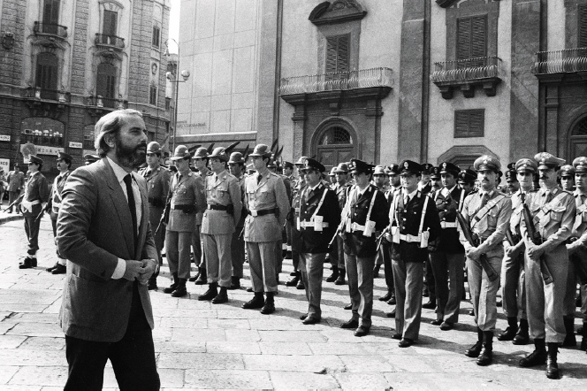 Il giudice Giovanni Falcone ai funerali del generale Carlo Alberto Dalla Chiesa ucciso dalla mafia, Palermo 1982.