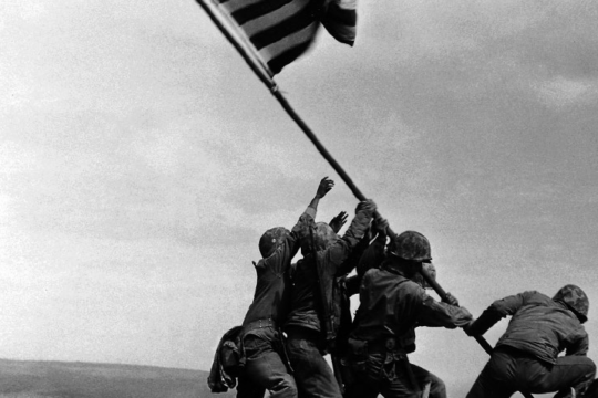 La bandiera statunitense su Iwo Jima, Giapppone, 23 febbraio 1945 - © Joe Rosenthal/ AP Photo