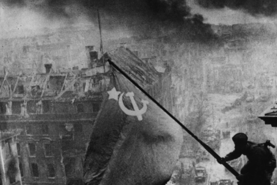 La bandiera sovietica sul Reichstag, Berlino 2 maggio 1945 - © Courtesy Associazione Italia Russia
