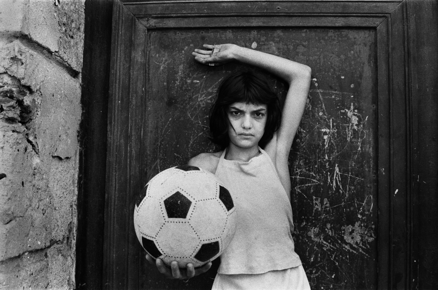 La bambina con il pallone, 1980 © Letizia Battaglia
