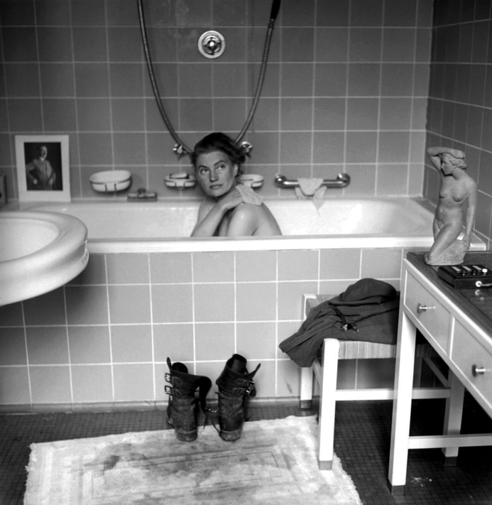 Lee Miller nella vasca da bagno della casa di Hitler © Davide Sherman