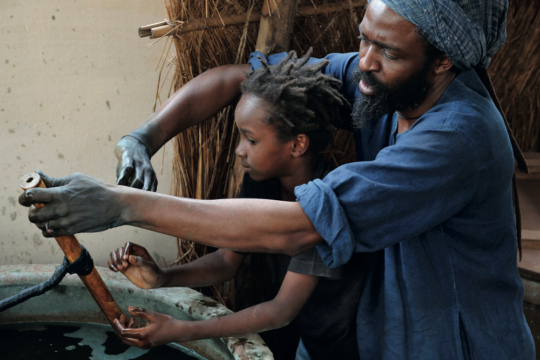 © Tiziana e Gianni Baldizzone, Abubakar Fofana con il figlio Omar Cheik, Mali 2011