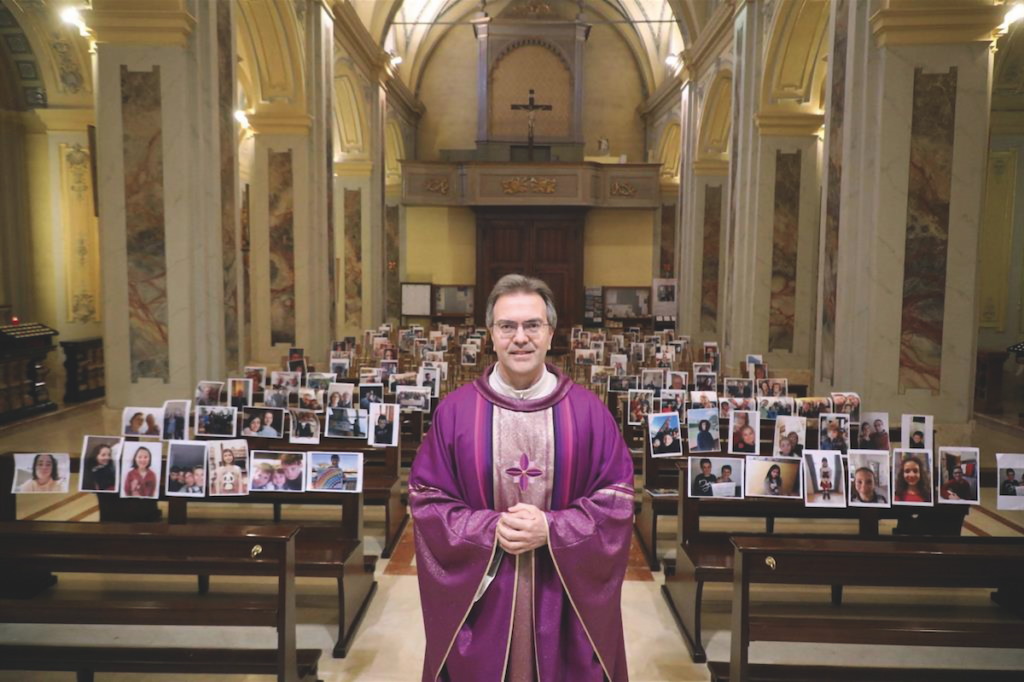 Don Giuseppe Corbari celebra la messa con la foto dei parrocchiani.