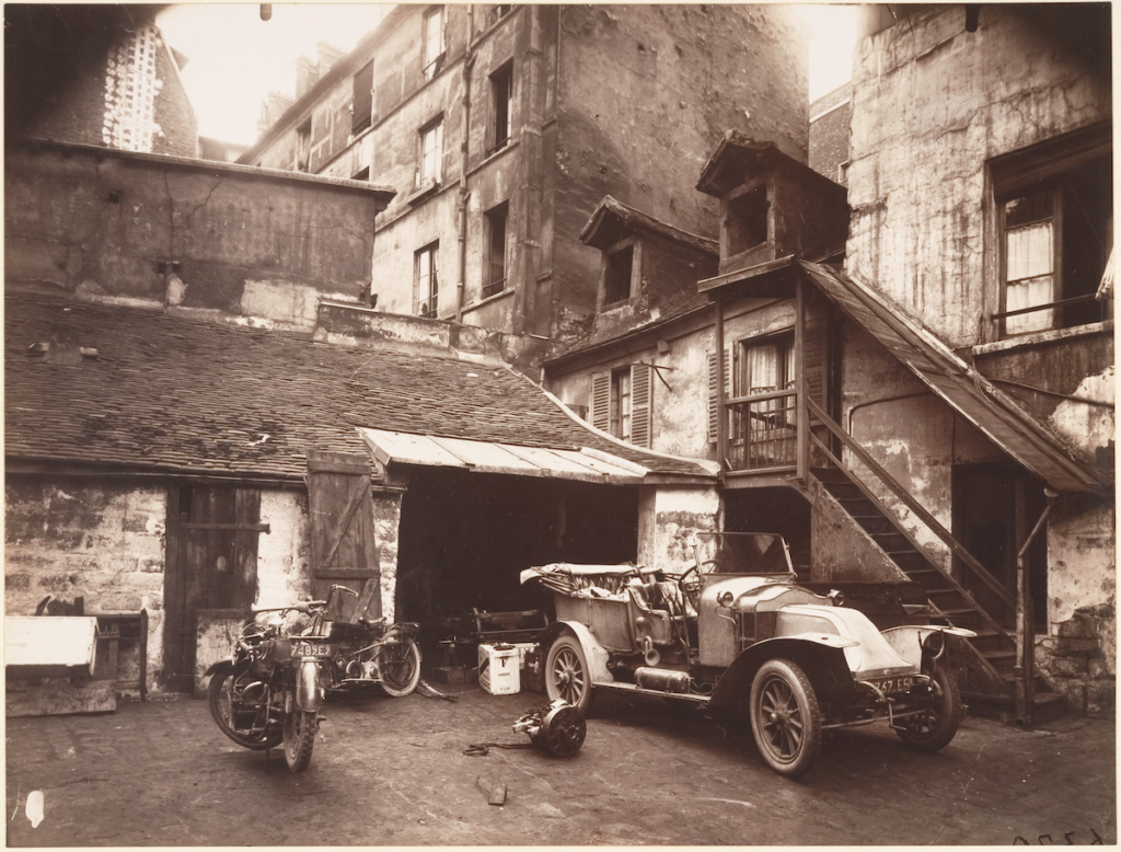 Cour, 7 rue de Valence, Eugène Atget, 1922