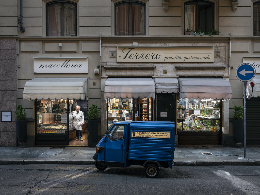 Dalla serie Support Local Business © Gabriele Galimberti