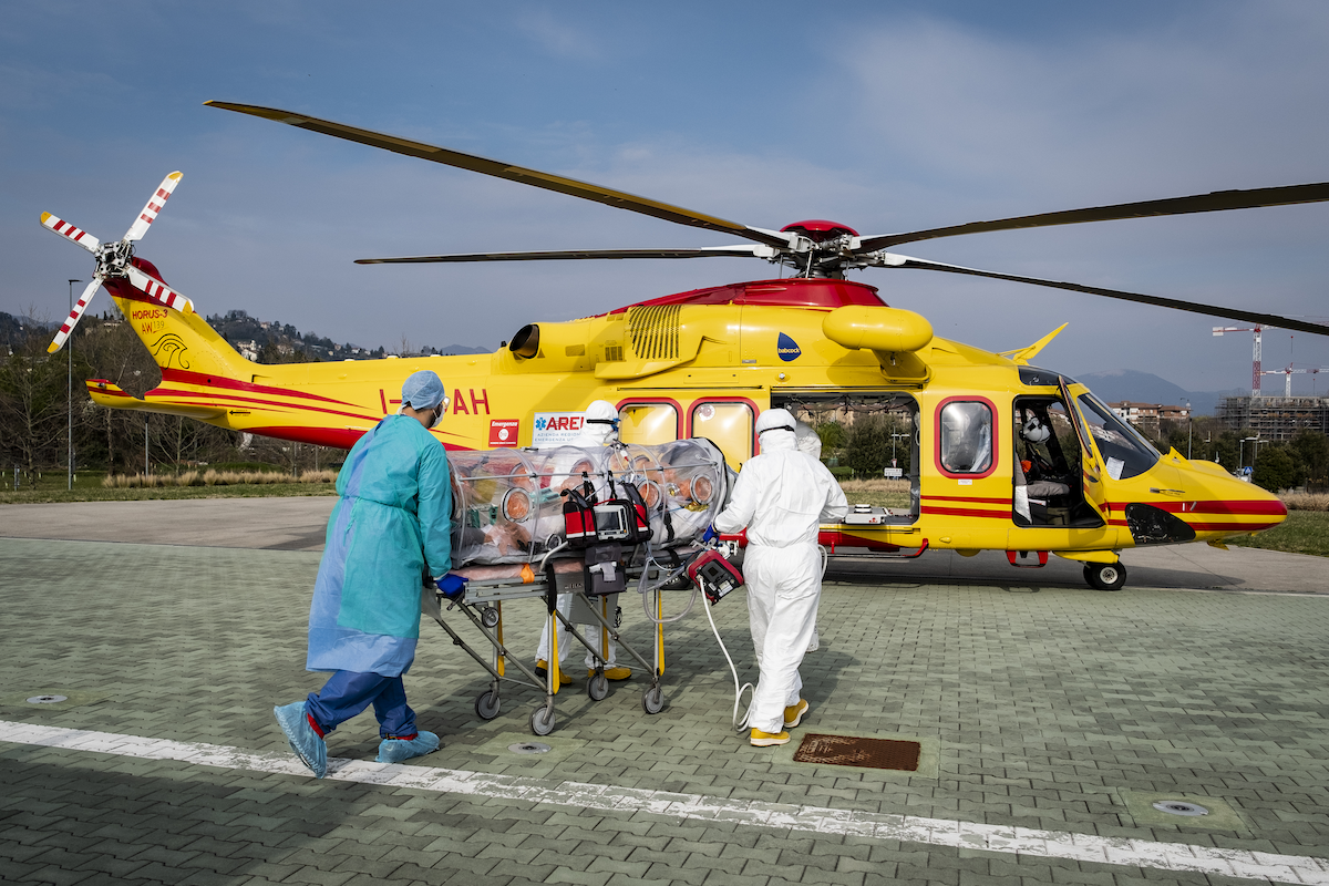 Un paziente Covid-19 viene trasferito su un barella per biocontenimento dall’Ospedale Papa Giovanni XXIII di Bergamo all’Ospedale di Udine utilizzando un elicottero di AREU, dedicato esclusivamente al trasporto di pazienti infetti.