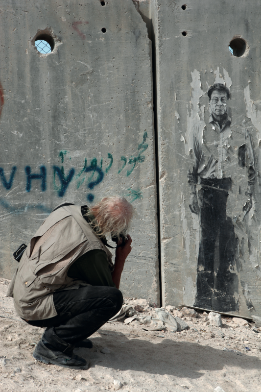 Koudelka fotografa un murale dedicato al poeta palestinese Mahmoud Darwish, Gerusalemme Est.