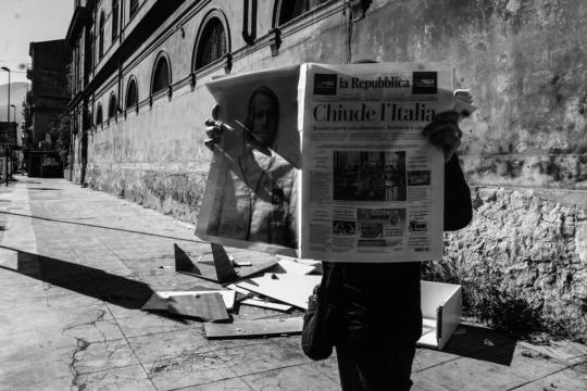 Palermo - Signore legge il giornale