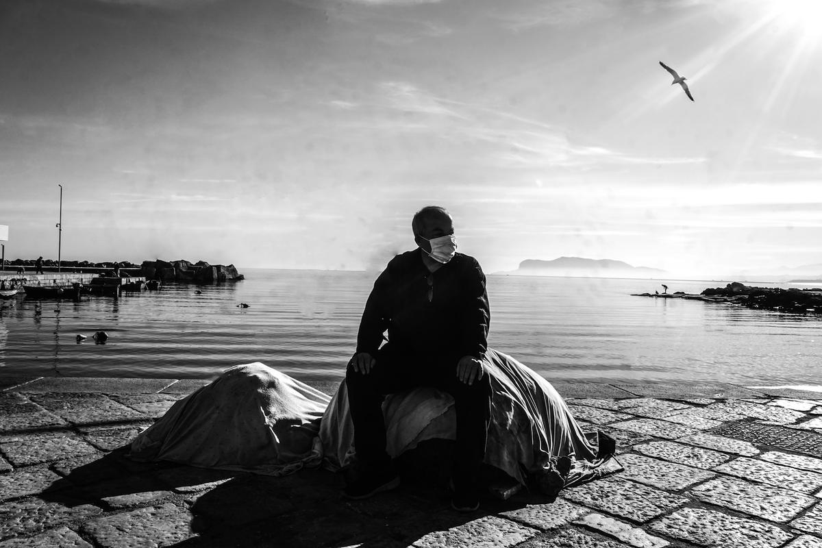 Un signore siede al porto, Palermo - Francesco Faraci