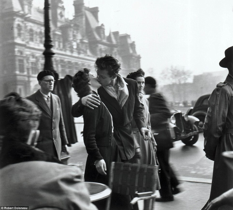 Le Baiser De l'Hotel De Ville, Parigi, 1950 - Robert Doisneau ©LIFE