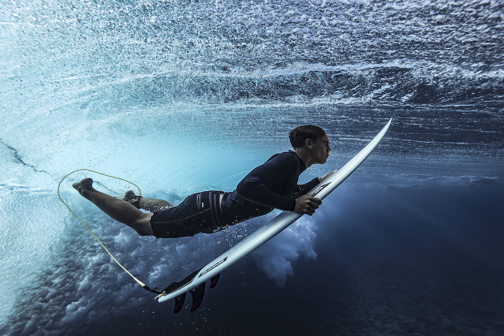 Surfista con tavola sott'acqua