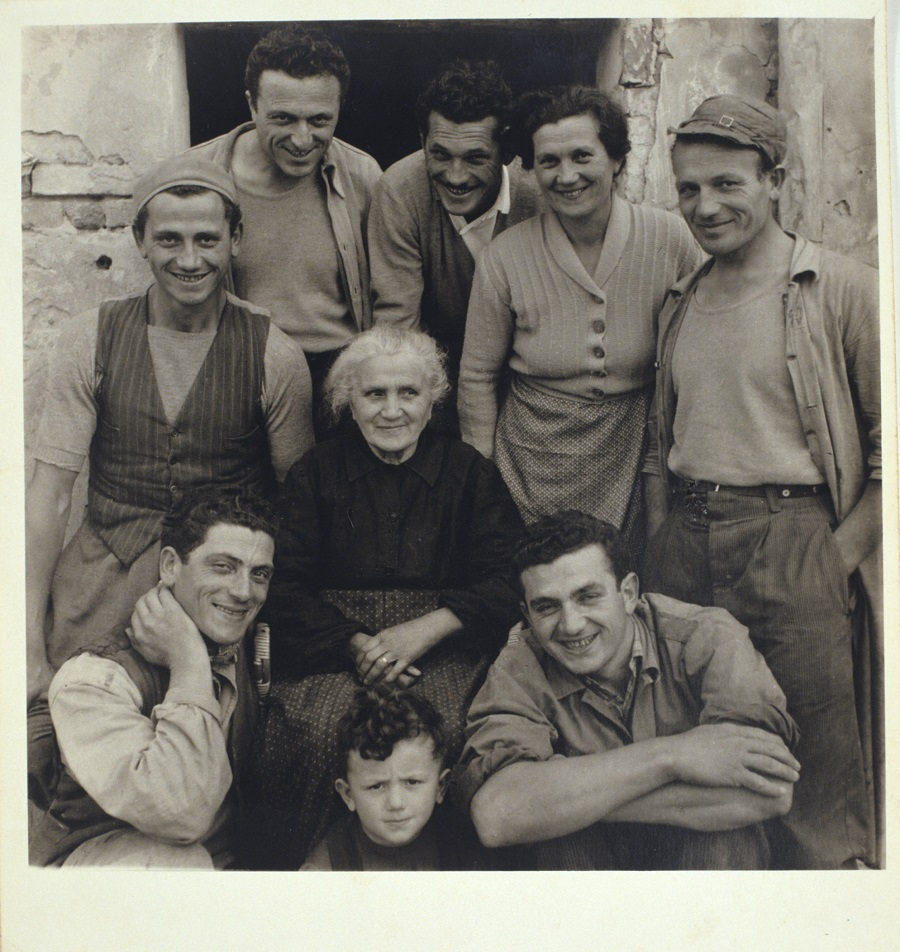 La famiglia Lusetti, Luzzara, 1953 © HAZEL KINGSBURY STRAND
