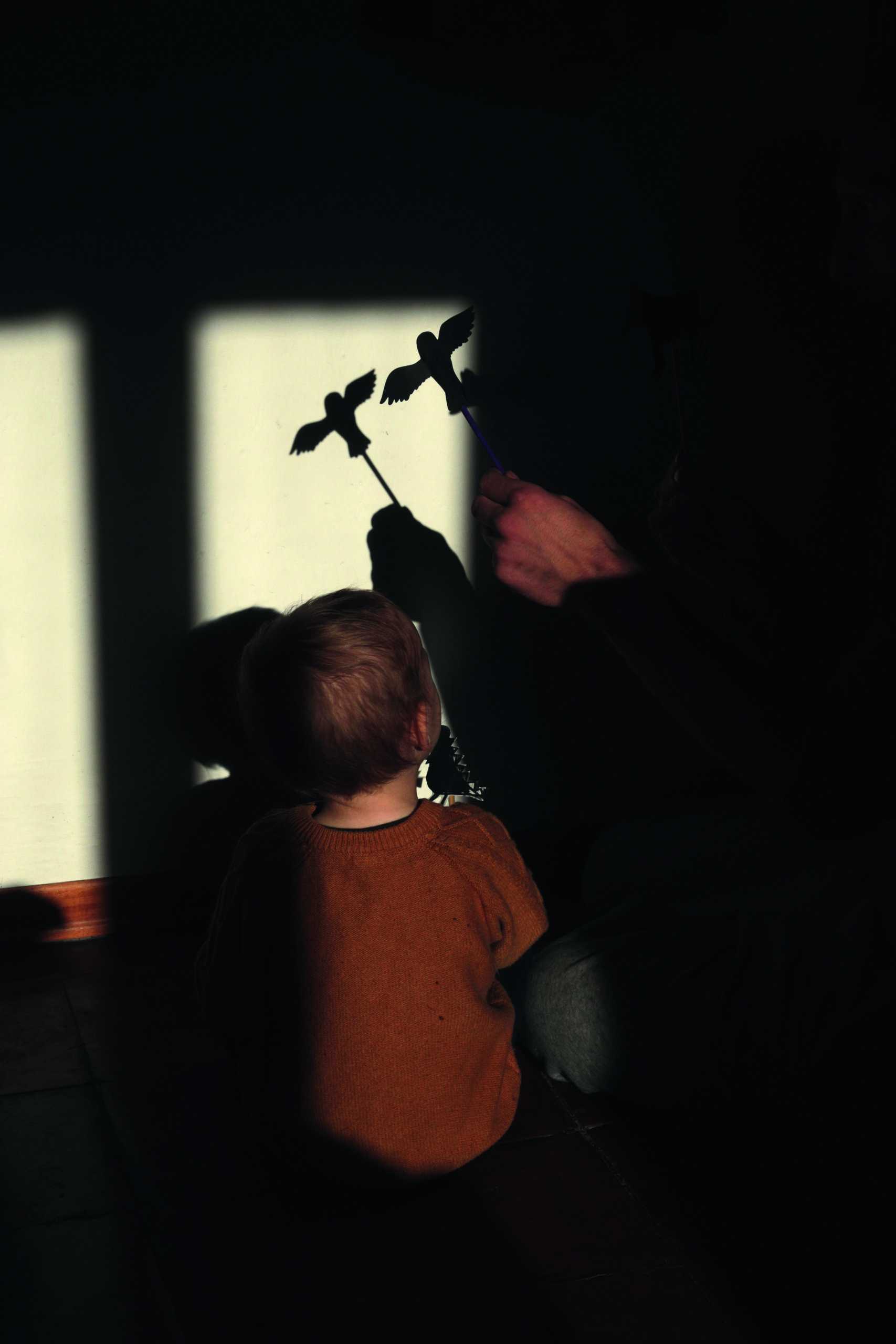 Ernesto e il padre giocano con le ombre. Isola © Simona Ghizzoni