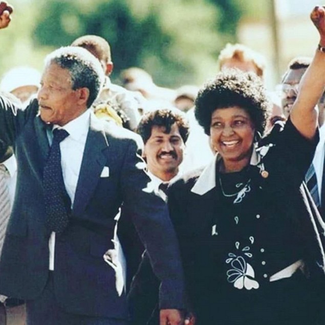 Nelson e Winny Mandela celebrano la liberazione di Nelson dopo 26 anni di reclusione, l'11 febbraio 1990