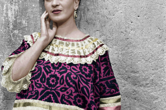 Leo Matiz, Frida Kahlo Coyoacàn, Città del Messico, 1944, Fotografia a colori © Fondazione Leo Matiz