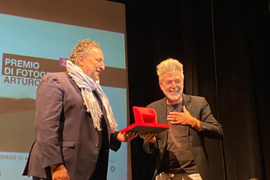 M. Galimberti consegna il Premio Ghergo a T. Thorimbert