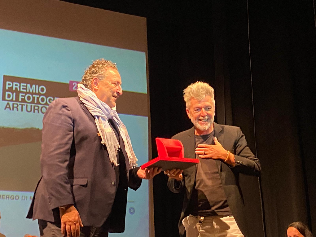 M. Galimberti consegna il Premio Ghergo a T. Thorimbert