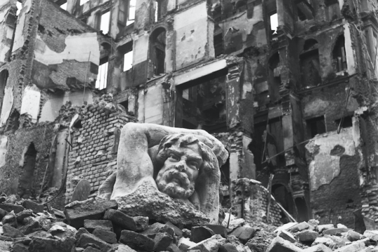 Macerie dopo i bombardamenti su Milano 1943
