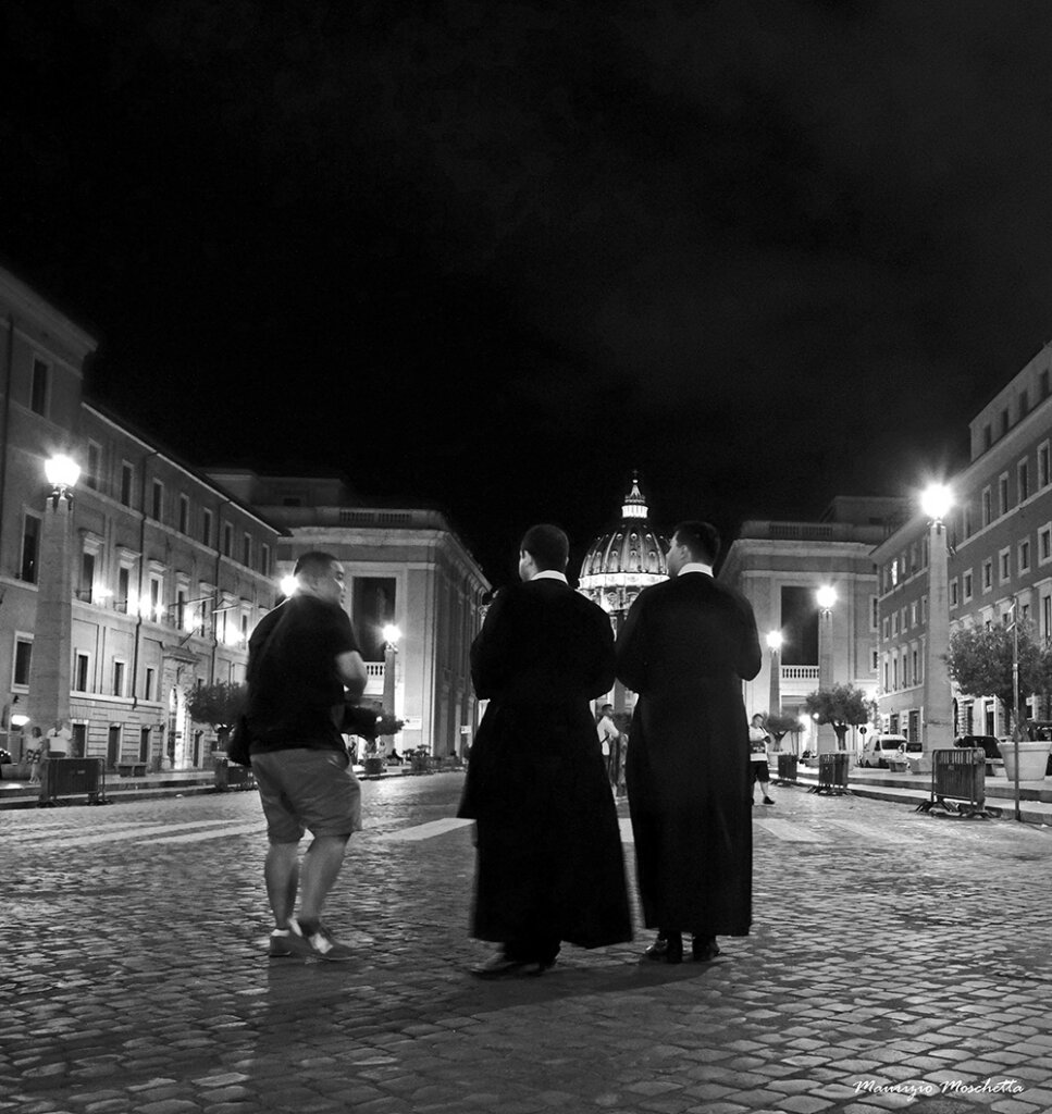 Due sacerdoti in piazza San Pietro