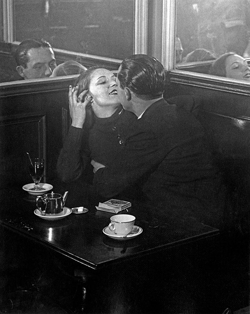 Brassaï: Couple d’amoureux dans un café parisien