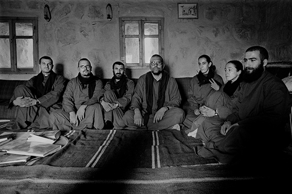 Ivo Saglietti, Mar Musa, Siria 2002. Foto di gruppo con Jak, Jens, Butros, Huda, Ramona, Huda