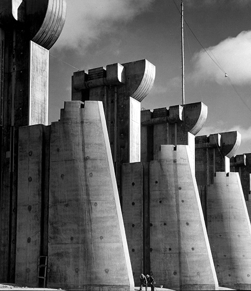 Margaret Bourke-White, Men standing at the Fort Peck Dam