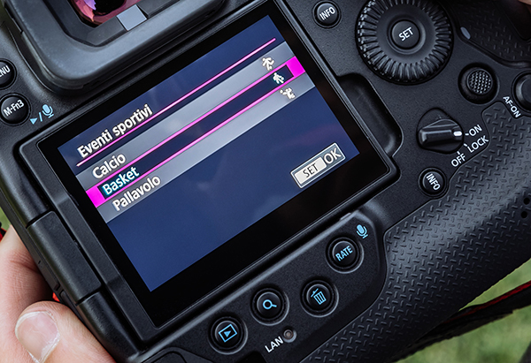 La modalità “Priorità azione” è in grado di supportare il fotografo quando in campo si gioca a calcio, a basket o a pallavolo. I “casi Servo autofocus” sono stati accorpati all’interno del caso Auto.