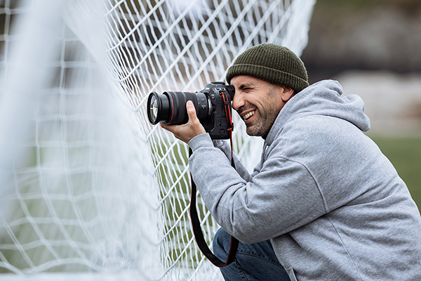 Secondo Canon, durante gli ultimi Europei di Calcio, nessuno dei professionisti che hanno avuto in mano in anteprima la EOS R1 ha avuto rimostranze riguardo la risoluzione da “soli” 24,2 MP della EOS R1. In ogni caso, c’è la possibilità dell’upscaling in-camera, per cui con la R1 si può passare a 96 MP (con la R5 II si arriva a 180 MP!). 