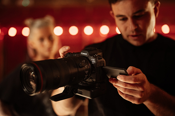 La EOS 5D Mark II è perfetta per il flusso di lavoro del videomaker professionista. L’aggiunta del battery grip con sistema di raffreddamento integrato permette intense sedute di ripresa continuative, ma non è indispensabile. 