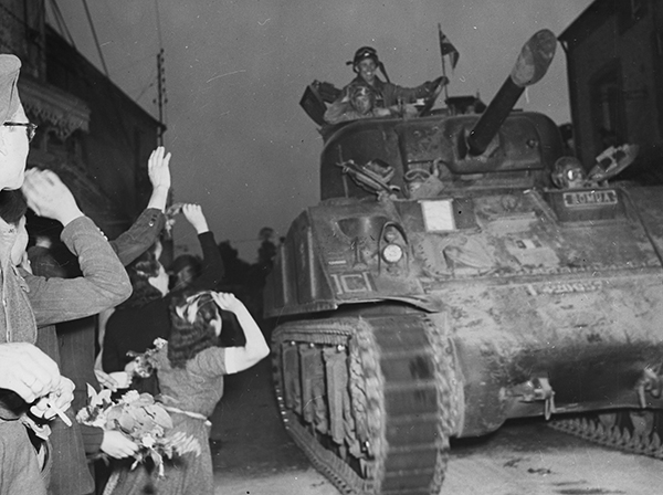 “L’esercito francese torna in Francia”. 14 agosto 1944. Normandia, Francia. Fotografo: sconosciuto o non fornito. Per gentile concessione degli U.S. National Archives