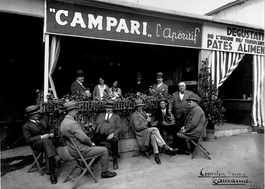 Lausanne. Switzerland. 1930s. Galleria Campari. Mostra Bar Stories on Camera