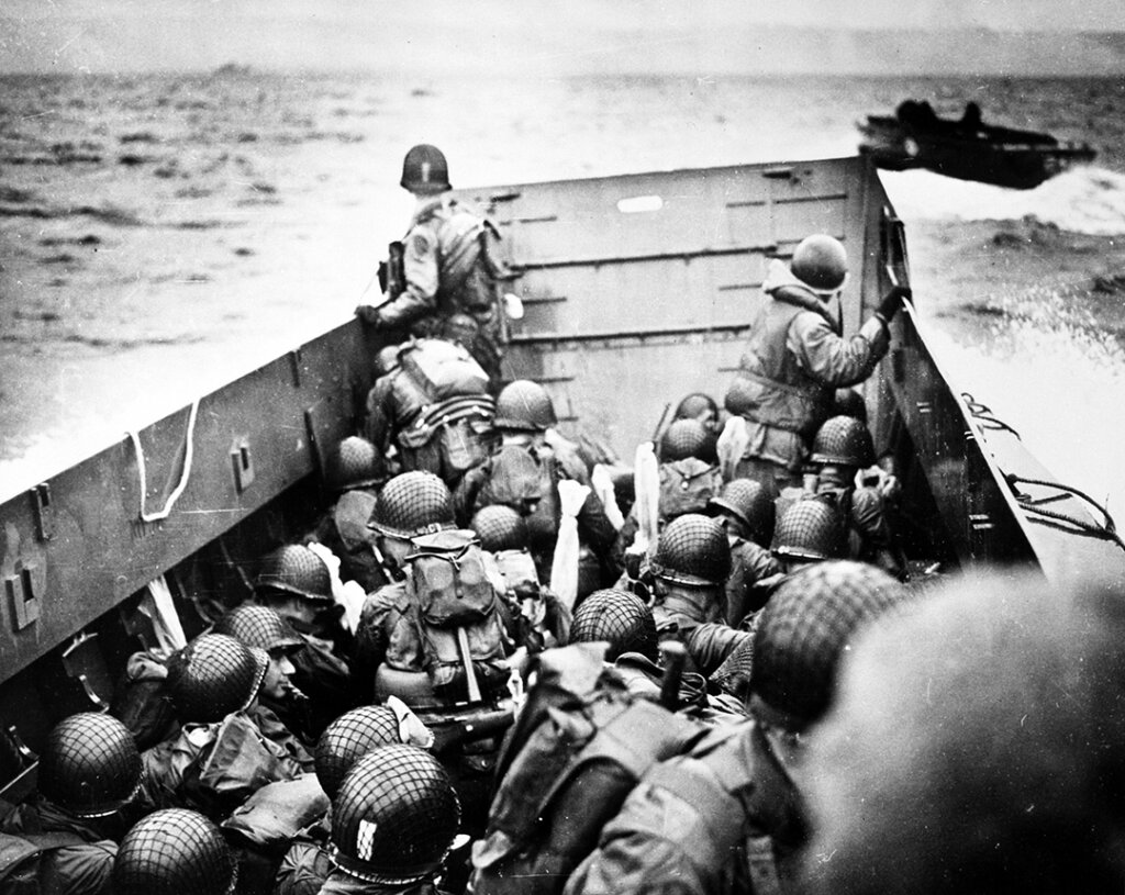 “Truppe accovacciate all’interno di un mezzo da sbarco LCVP, poco prima dello sbarco a Omaha Beach durante il D-Day”. 6 giugno 1944. Omaha Beach, Normandia, Francia. Fotografo: sconosciuto o non fornito. Per gentile concessione della U.S. Coast Guard Collection / U.S. National Archives