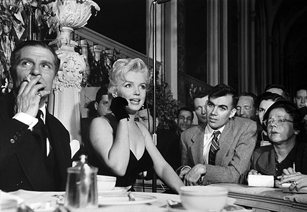 USA. New York City. Waldorf-Astoria Ballroom. Prior to the filming of ‘The Prince and the Showgirl’. US actress Marilyn Monroe and British actor Laurence Olivier held a press conference. 1956. © Eve Arnold / Magnum Photos