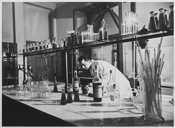 Laboratorio chimico di analisi e ricerca stabilimento Campari Sesto San Giovanni, anni ’40. Archivio Galleria Campari