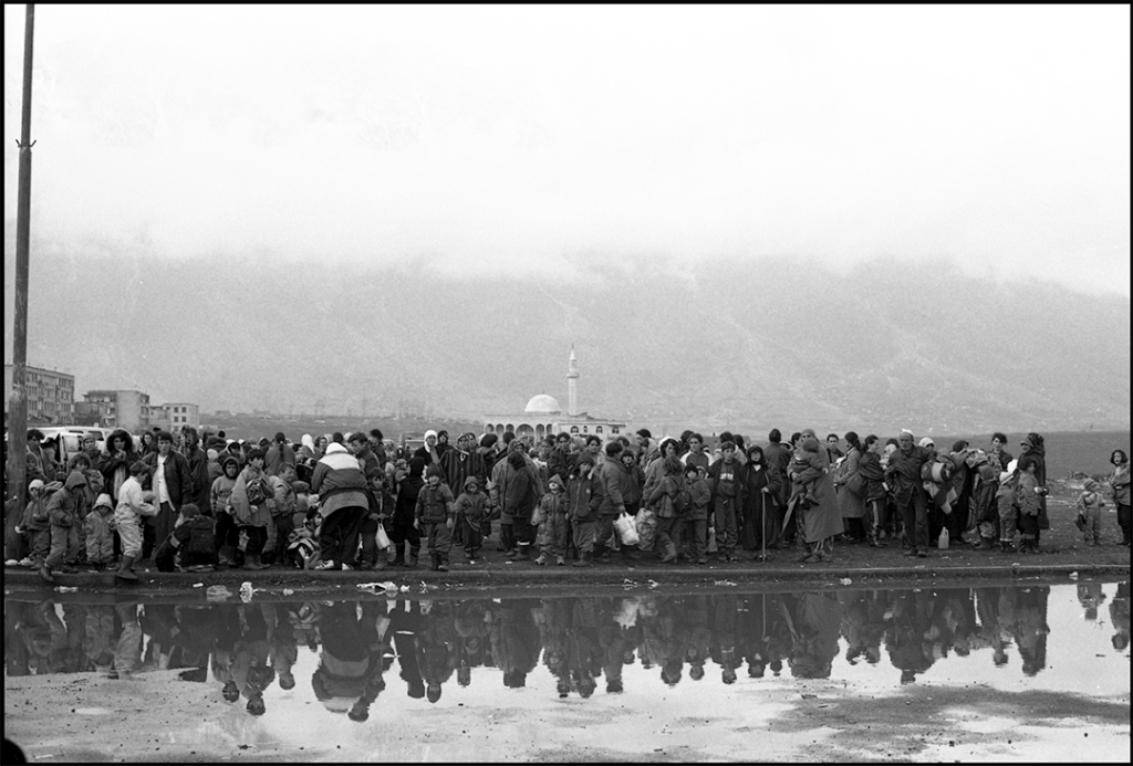 Ivo Saglietti, Kosovari in fuga dai serbi e dalla guerra, Kukes, al confine con il Kosovo, Albania, 1999 © Archivio Saglietti