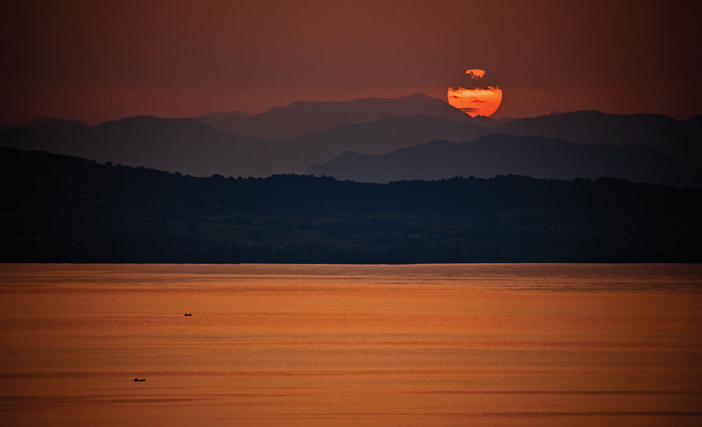 Nico Marziali, Alba sul lago di Bracciano, con il Terminillo sullo sfondo