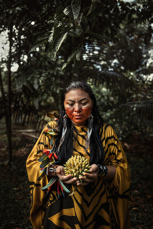 Aldeia Apiwtxa, riserva indigena di Kampa do Rio Amônia: Eliane Yawanawá, moglie del leader Francisco Piyãko, Dalla serie The Forest Knows © Nicoló Lanfranchi