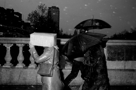 Martin Parr O’Connell Bridge, Dublino, Irlanda, ottobre 1981 Da Bad Weather © Martin Parr/Magnum Photos