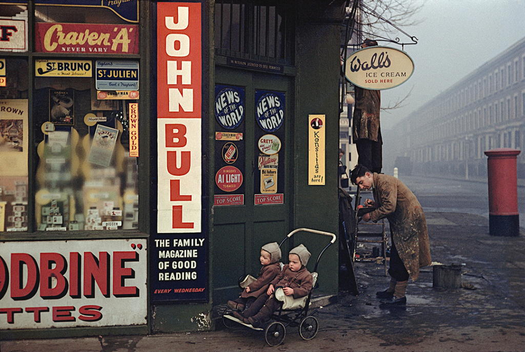 Inge Morath, Angolo di strada alla fine del mondo, Inghilterra, 1954 © Magnum/Inge Morath Estate courtesy Fotohof Archiv