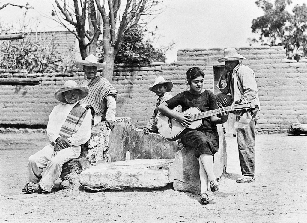 Tina Modotti e Mimmo Jodice, © Tina Modotti, Concha Michel e i suoi assistenti all’inaugurazione della Escuela Libre de Agricultura No. 2 “Emiliano Zapata” a Ocopulco, Messico, 1928 Archivi Cinemazero - Pordenone