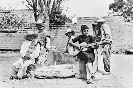 Tina Modotti e Mimmo Jodice, © Tina Modotti, Concha Michel e i suoi assistenti all’inaugurazione della Escuela Libre de Agricultura No. 2 “Emiliano Zapata” a Ocopulco, Messico, 1928 Archivi Cinemazero - Pordenone